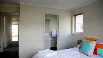 Waterfront Holiday Home - Esplanade 54 | 3 bedrooms, premium bedding, iron/ironing board, free cribs/infant beds