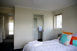Waterfront Holiday Home - Esplanade 54 | 3 bedrooms, premium bedding, iron/ironing board, free cots/infant beds - Waterfront Holiday Home - Esplanade 54 (Margate)