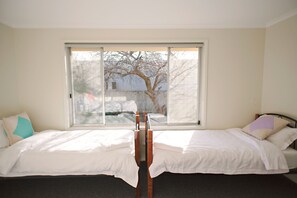 Waterfront Holiday Home - Esplanade 54 | 3 bedrooms, premium bedding, iron/ironing board, free cribs/infant beds