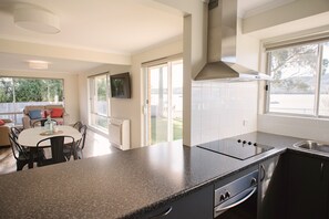 Waterfront Holiday Home - Esplanade 54 | Private kitchen | Fridge, microwave, oven, stovetop - Waterfront Holiday Home - Esplanade 54 (Margate)