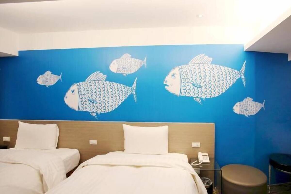 Caja de seguridad en la habitación y escritorio