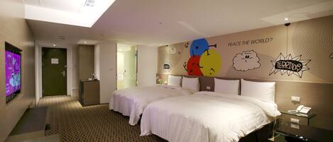 Une chambre d’hôtel avec deux lits, un téléviseur à écran plat et un mur orné d’une fresque.