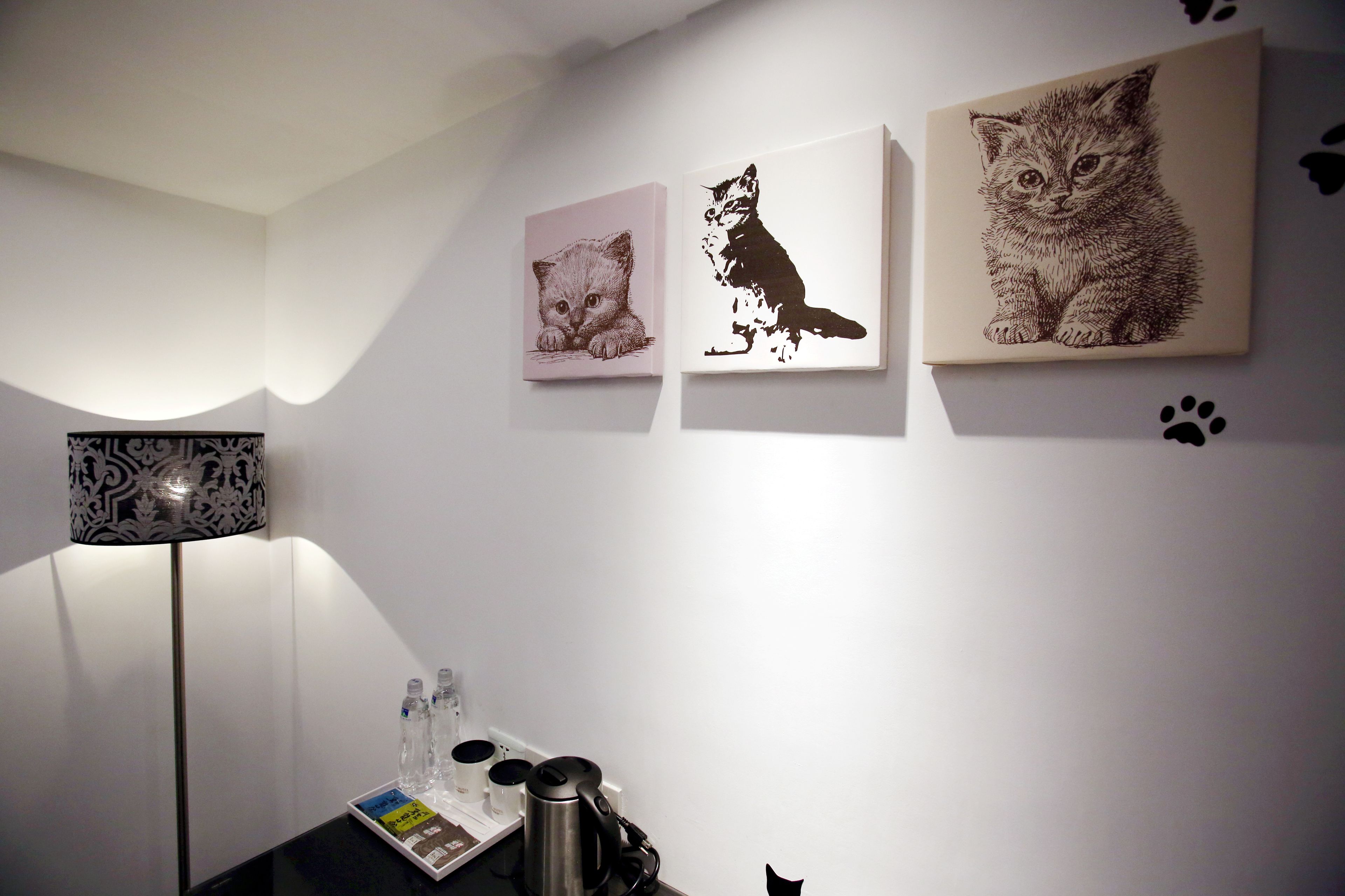 luxurious room (random design) | in-room safe, desk, soundproofing, cots/infant beds