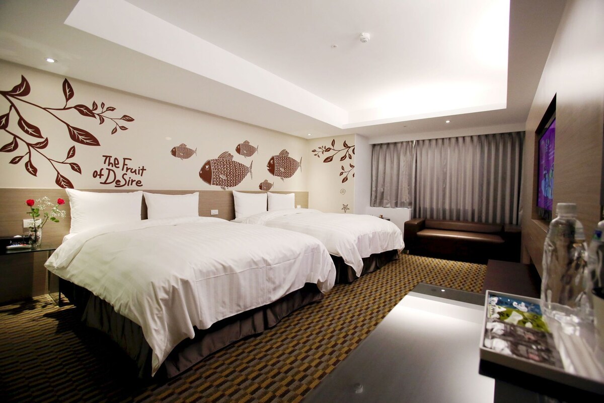 In-room safe, desk, soundproofing, cribs (surcharge)