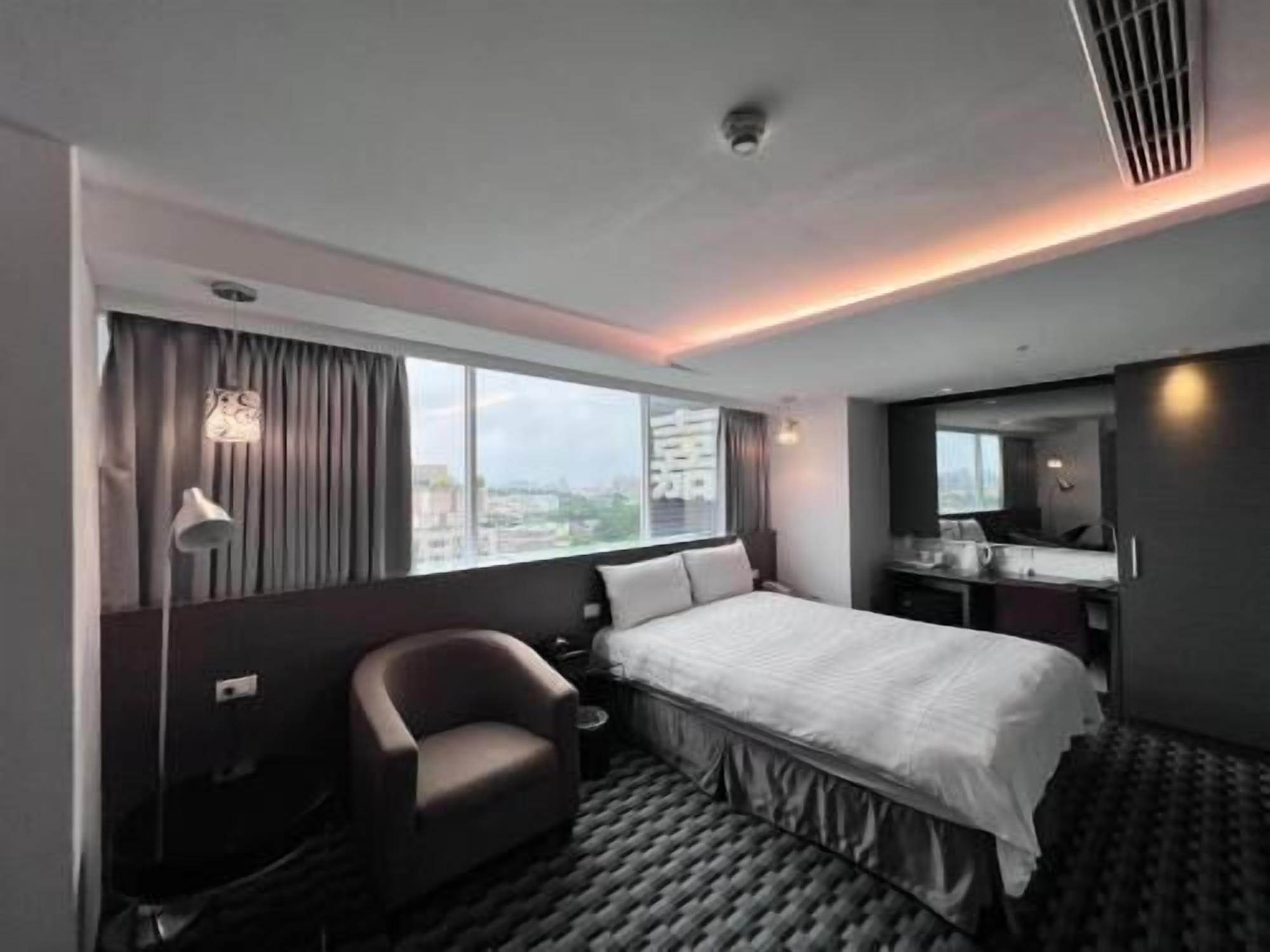 Caja de seguridad en la habitación y escritorio 