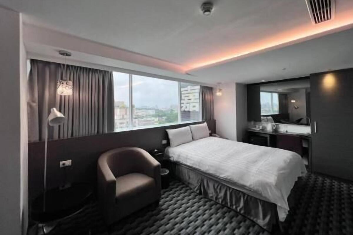 Caja de seguridad en la habitación y escritorio