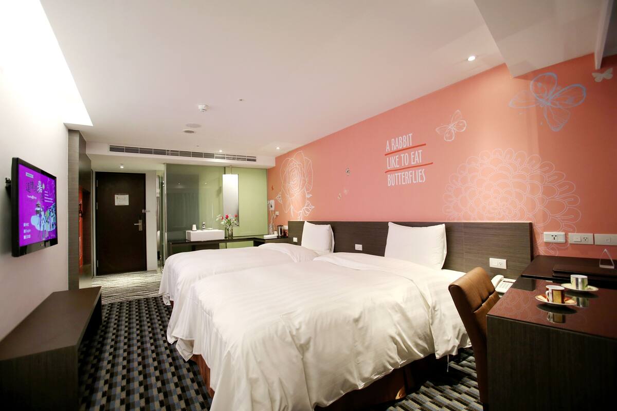 Caja de seguridad en la habitación y escritorio