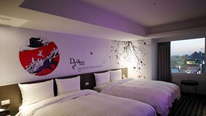 Habitación de hotel con dos camas, vista a la ciudad y una pared con diseño cultural.