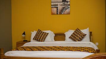 Suite de lujo, vista a la ciudad | Ropa de cama de alta calidad, escritorio, camas extra y wifi gratis