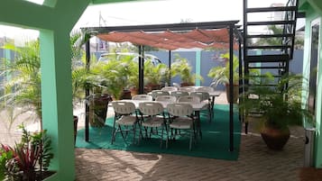 Se sirven desayunos, comidas y cocina internacional con vista al jardín