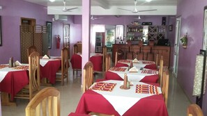 Phục vụ bữa sáng, bữa trưa và bữa tối 