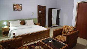 Suite de lujo, vista a la ciudad | Ropa de cama de alta calidad, escritorio, camas extra y wifi gratis