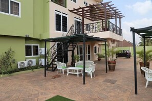 Fachada de la propiedad por la tarde o noche