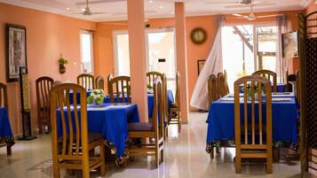 Se sirven desayunos, comidas y cocina internacional con vista al jardín