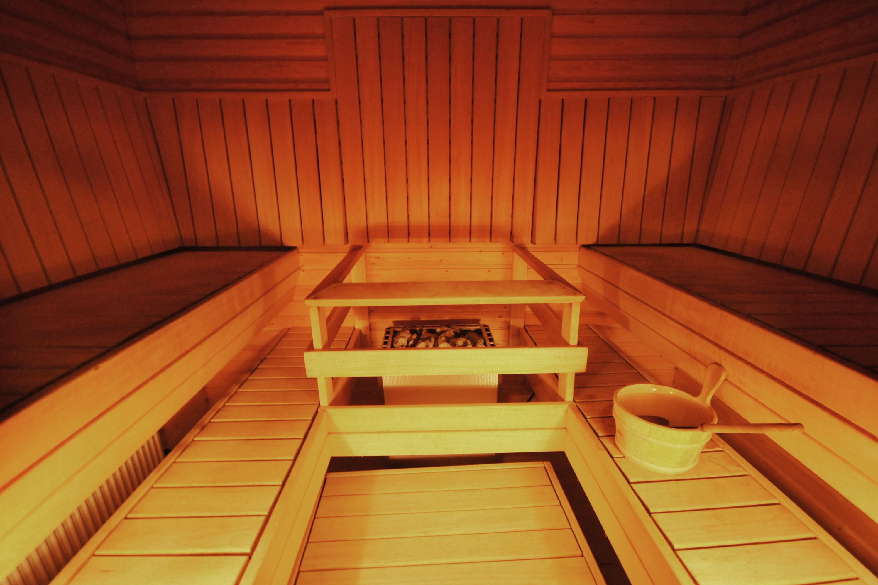 Sauna, jossa on puiset lauteet ja keskuslämmityslaitteisto.