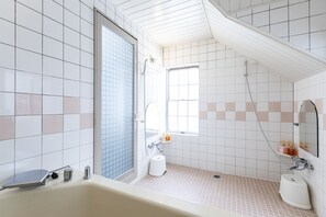 木屋, 4 間臥室, 非吸煙房 | 浴室 | 獨立浴缸和淋浴設備、免費盥洗用品、吹風機、毛巾