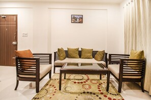 Desk, free WiFi - FabHotel Oakwoods Serai (Bengaluru)