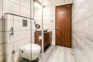 Deluxe-Doppelzimmer, 1 Doppelbett, Nichtraucher | Badezimmer | Dusche, Regendusche, kostenlose Toilettenartikel, Handtücher