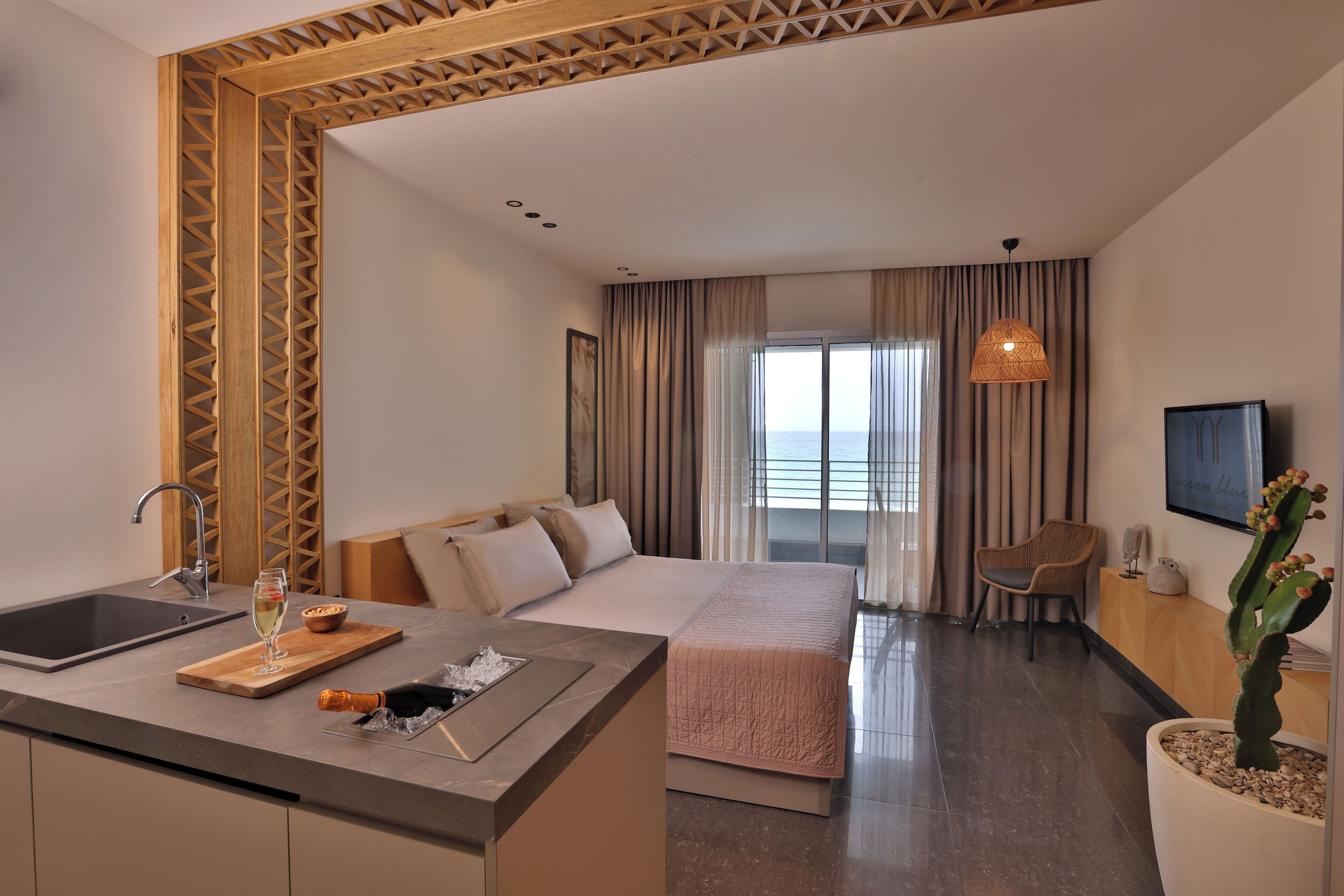 Deluxe Double Room | Individually decorated, desk, cribs/infant beds, rollaway beds