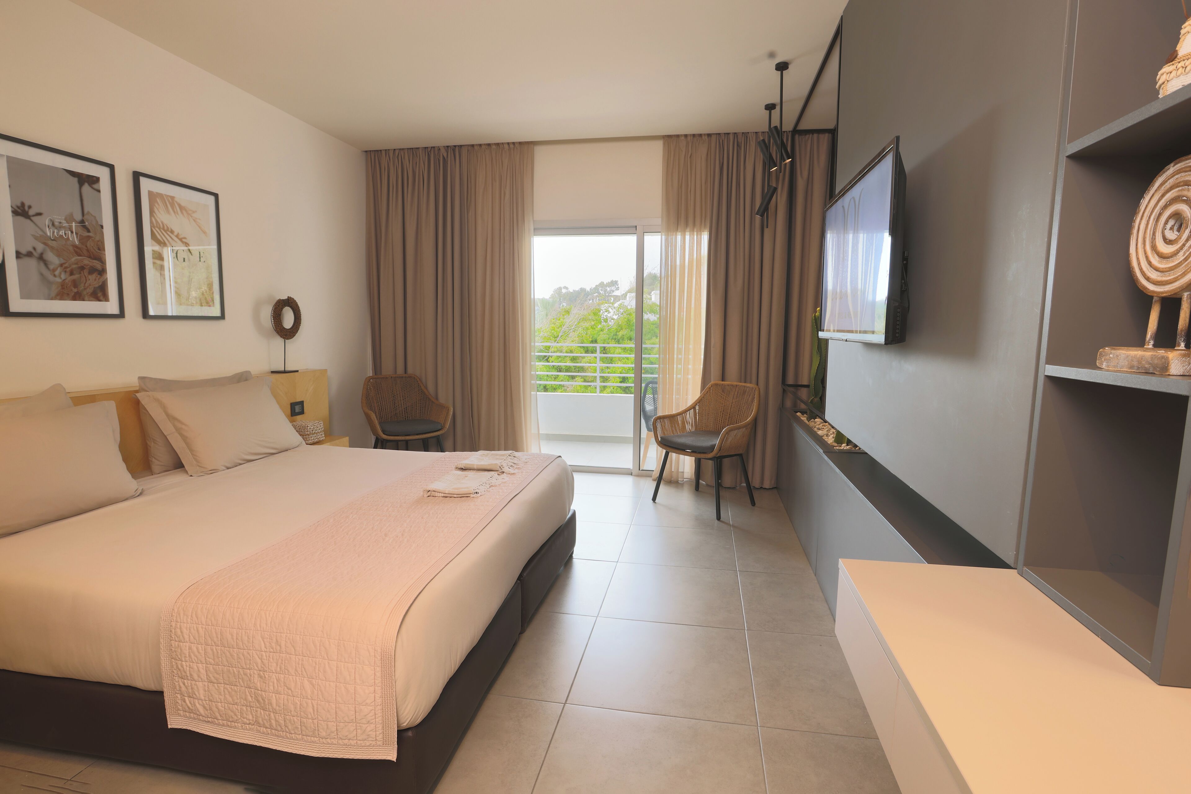 Standard Single Room, Balcony, Garden View | Individually decorated, desk, cribs/infant beds, rollaway beds