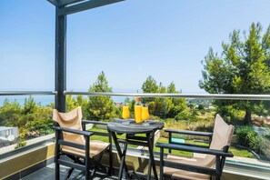 Outdoor dining - Sunny Villas and Spa (Kassandra)