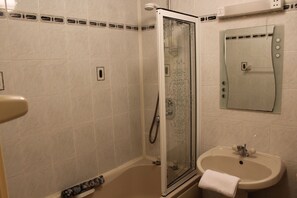 Apartment, 2 Bedrooms | Bathroom - Spanish Arch Apartment (Galway)