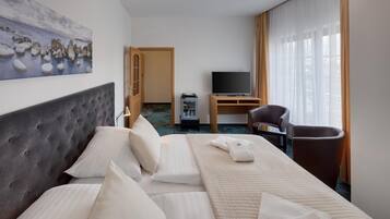 Escrivaninha, cortinas blackout, ferros/tábuas de passar roupa