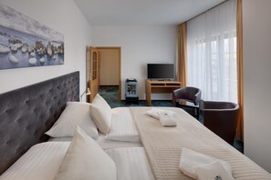 Desk, blackout curtains, iron/ironing board, free WiFi - Hotel OYA (Prague)