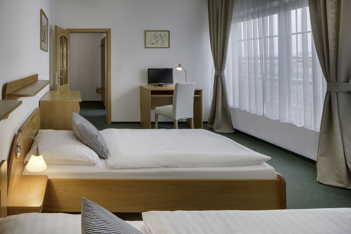 Twin kamer | Een bureau, verduisterende gordijnen, een strijkplank/strijkijzer