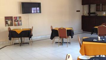 Phục vụ bữa sáng, bữa trưa, bữa tối, món ăn mang phong cách quốc tế