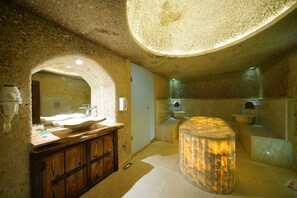 Sehzade Cave Suite | Bathroom | Free toiletries, hair dryer, slippers, towels - Shoestring Cave House (Nevsehir)