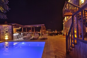 Outdoor pool, pool umbrellas, sun loungers - Shoestring Cave House (Nevsehir)