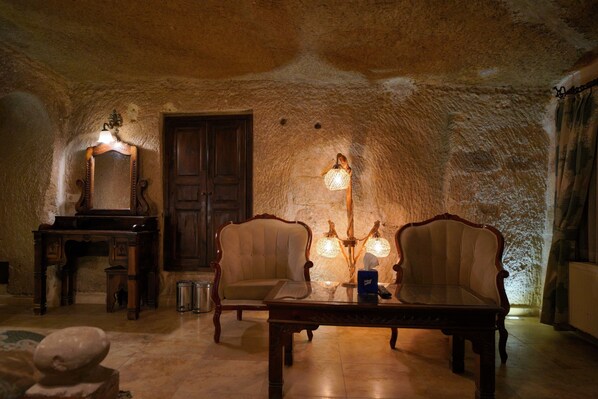 Hanzade Cave Suite | Wohnbereich | 80-Zoll-Smart-TV mit Digitalempfang, Fernseher