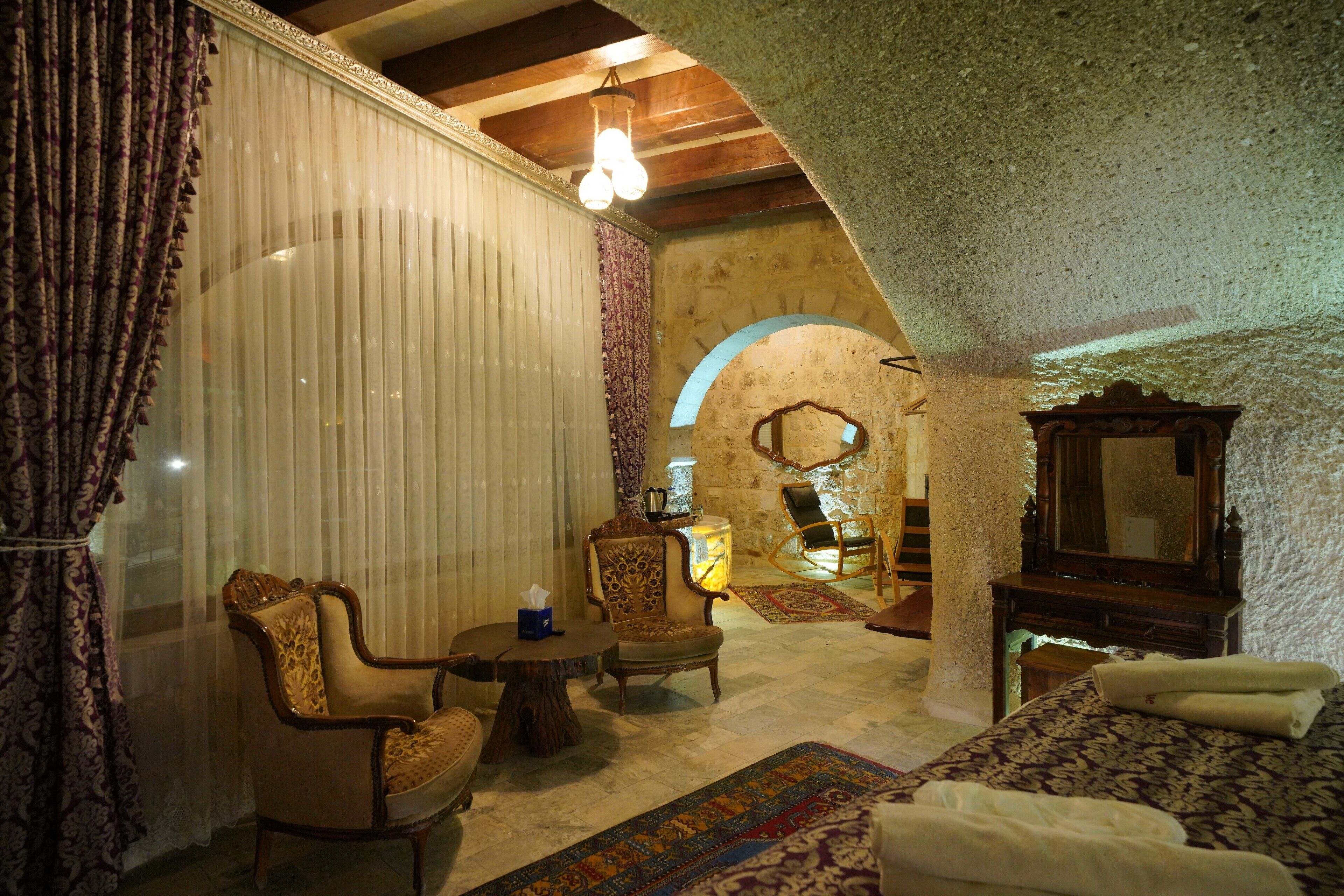Photo - Shoestring Cave House
