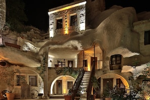 Front of property – evening/night - Shoestring Cave House (Nevsehir)