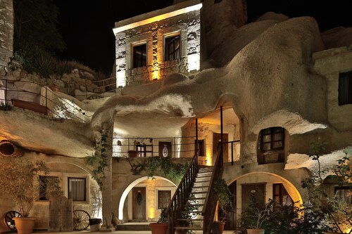Shoestring Cave House