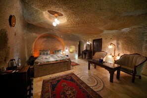 Hanzade Cave Suite | Egyptian cotton sheets, premium bedding, down comforters, desk - Shoestring Cave House (Nevsehir)