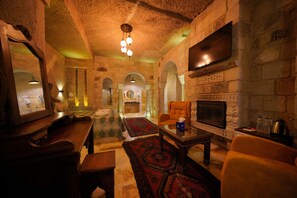 Bride Cave Suite | Egyptian cotton sheets, premium bedding, down comforters, desk - Shoestring Cave House (Nevsehir)