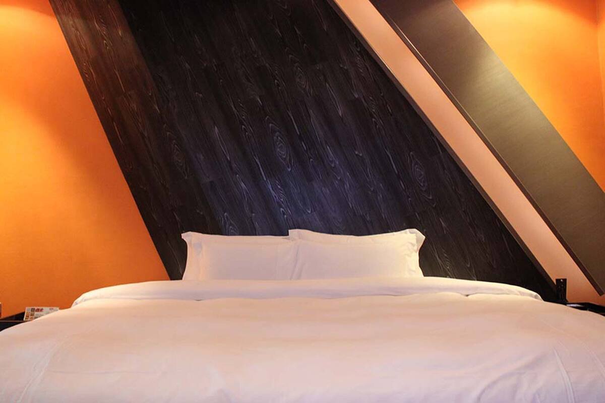 Suite estàndard (No parking Check in time starts 6pm) | Minibar, escriptori, planxa i posts de planxar i wifi gratuïta 