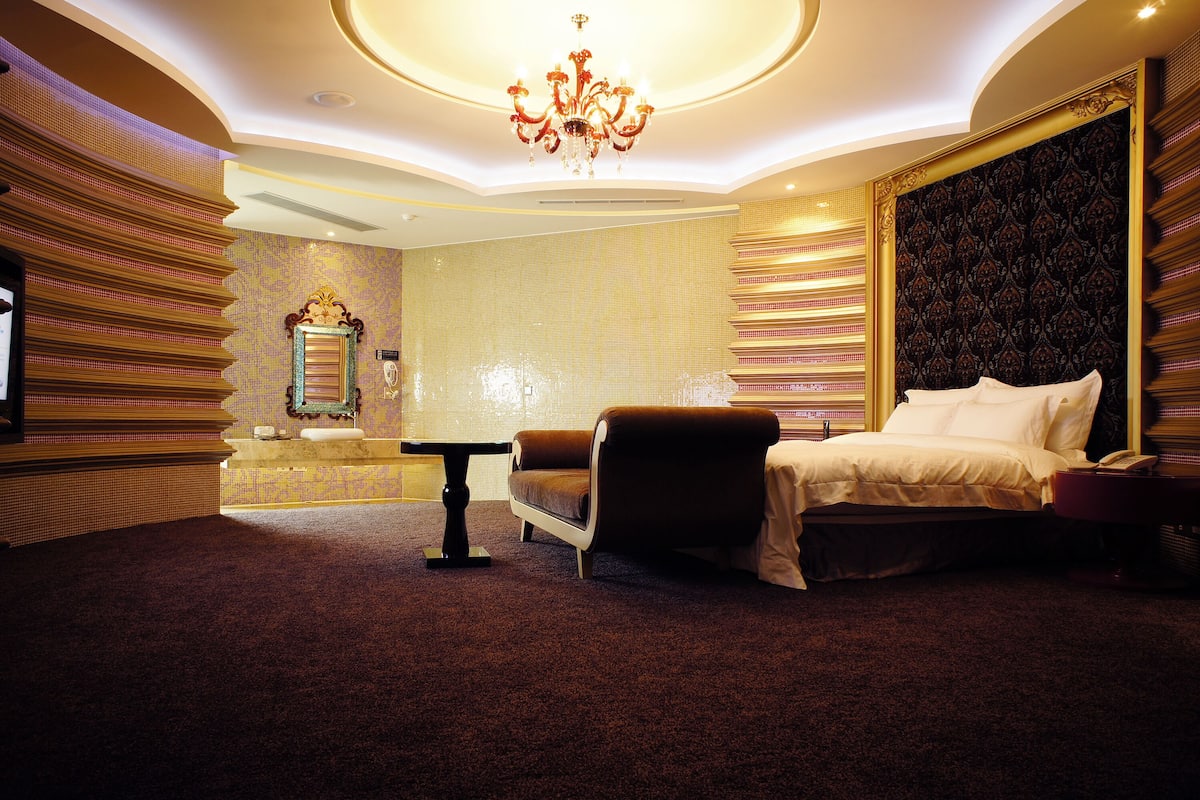 Paragon Suite Check in time starts from 6pm | Minibar, desk, iron/ironing board, free WiFi