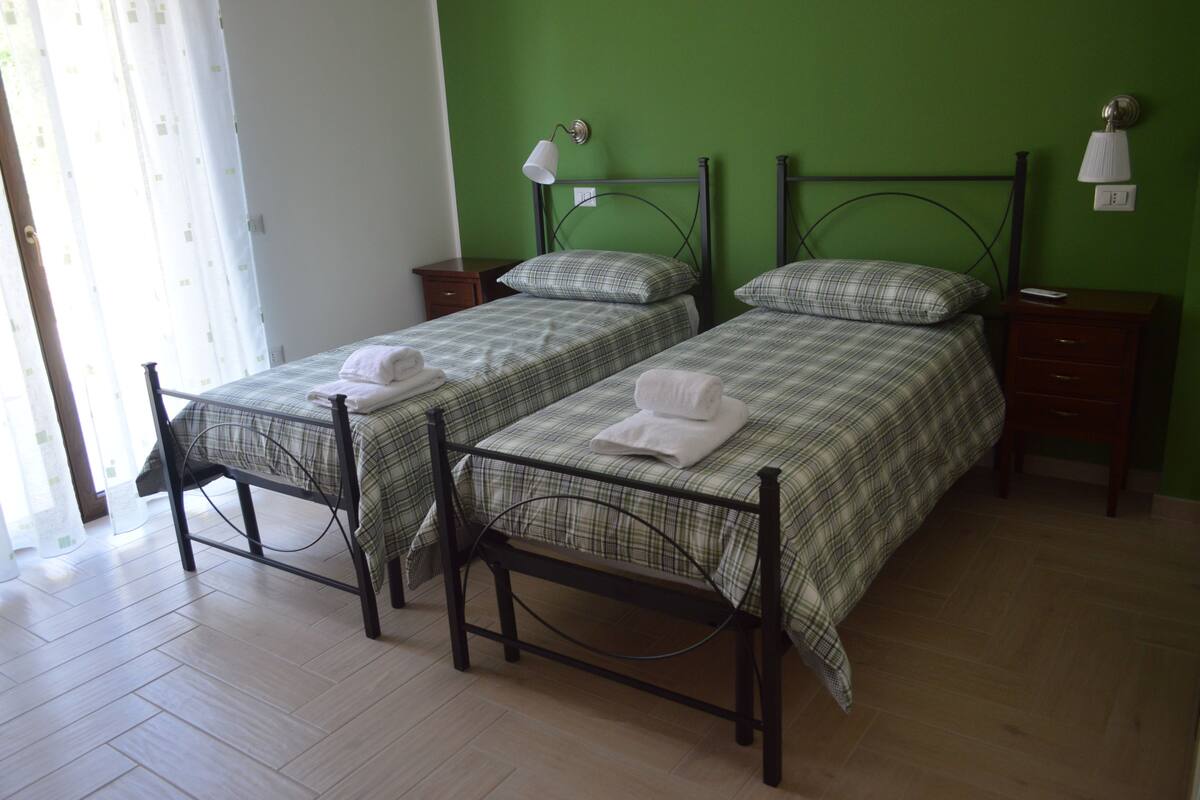 Twin Room, Accessible | Desk, rollaway beds, free WiFi