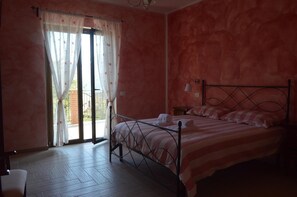 Desk, rollaway beds, free WiFi