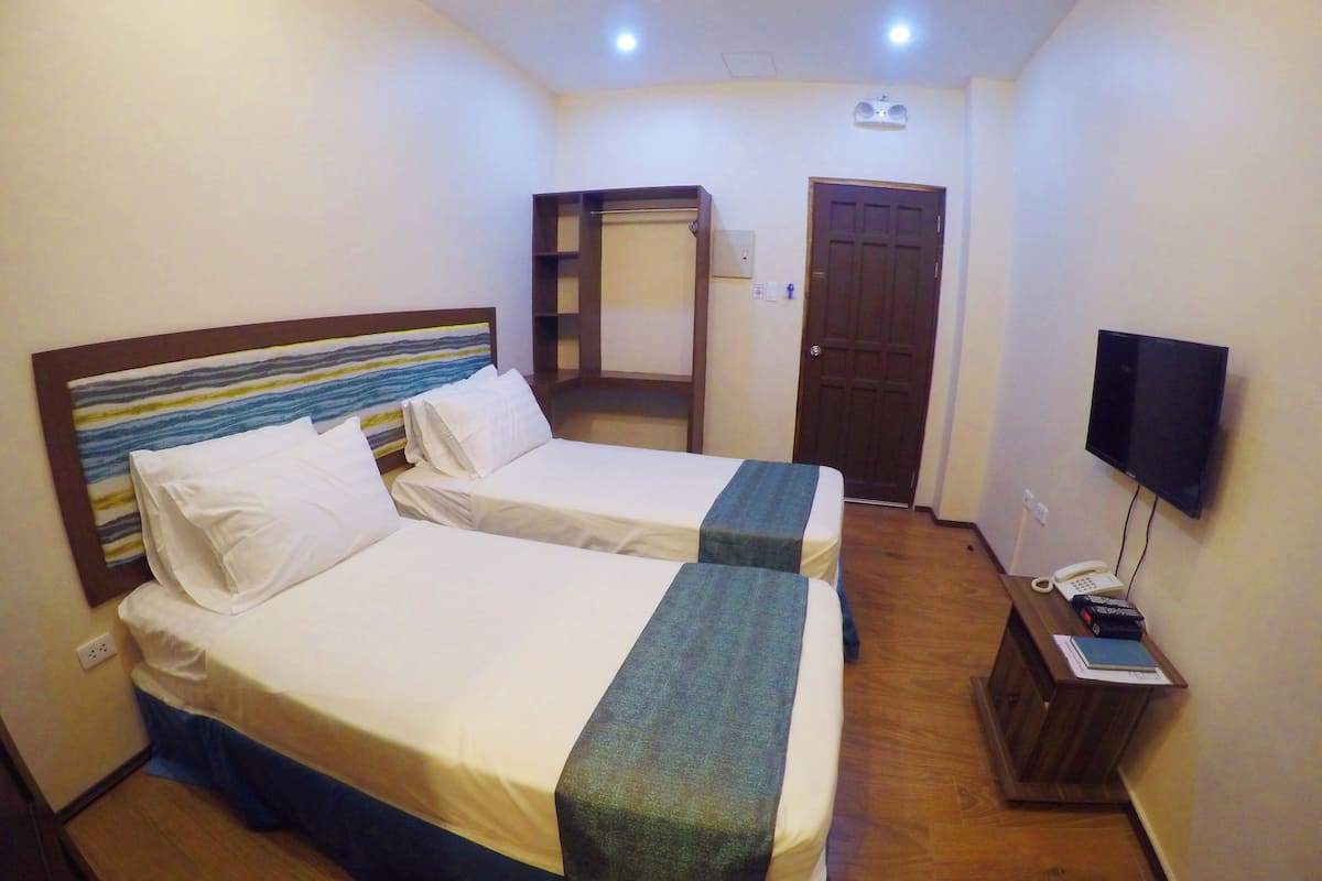 Habitación con 2 camas individuales | Escritorio, insonorización, camas extra y wifi gratis