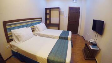 Kahden hengen huone (kaksi sänkyä) | Työpöytä, äänieristys, lisävuoteet, ilmainen Wi-Fi