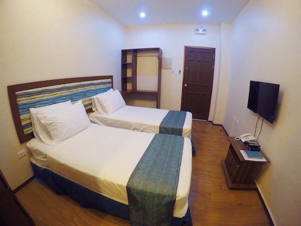 Escritorio, sistema de insonorización y camas plegables/adicionales