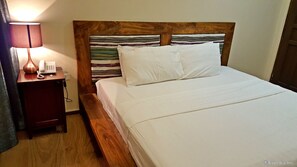 Studio Suite | Desk, soundproofing, rollaway beds, free WiFi - Golden Gate Suites (Dumaguete)