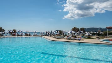 Udendørs pool, parasoller, liggestole