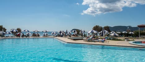 Piscine extérieure, parasols de plage, chaises longues