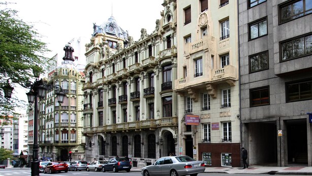 Ein historisches Gebäude mit aufwendigen architektonischen Details, darunter eine markante Kuppel und dekorative Balkone.