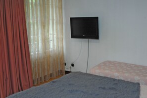 Triple Room | Desk, blackout drapes, free cribs/infant beds, free WiFi - Hotel Santa Cruz (Oviedo)